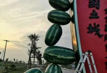 農(nóng)村西瓜雕塑 抽象藝術(shù)水果雕塑 烤漆果蔬雕塑