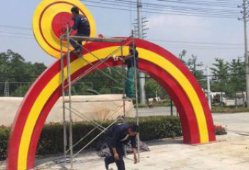 興安盟烤漆拱門雕塑，彩虹圖案設計，不銹鋼大門雕塑實景