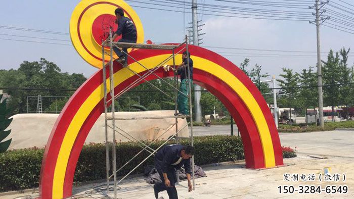 昭通烤漆拱門雕塑，彩虹圖案設(shè)計，不銹鋼大門雕塑實景