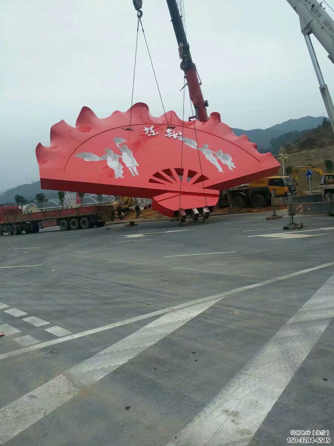 現(xiàn)代不銹鋼扇子雕塑安裝現(xiàn)場(chǎng)